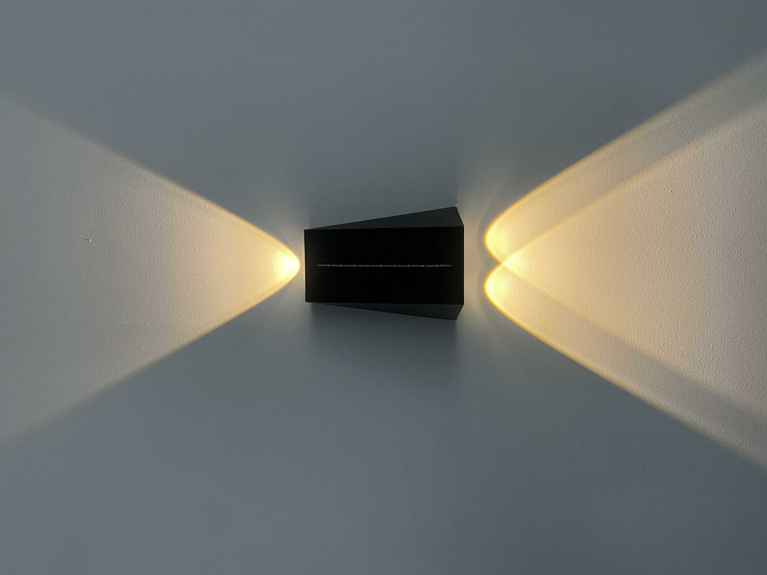 Luminaire extérieur LED éclairant une terrasse la nuit