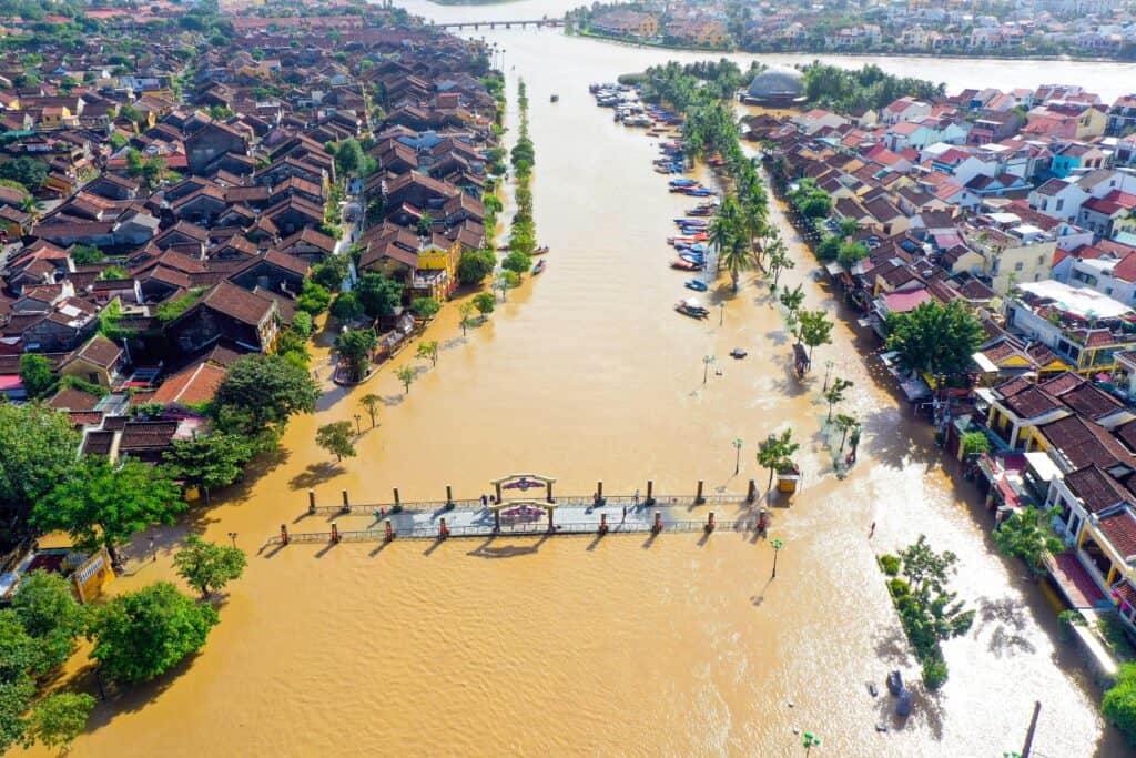 Inondation, pont inondé, crue