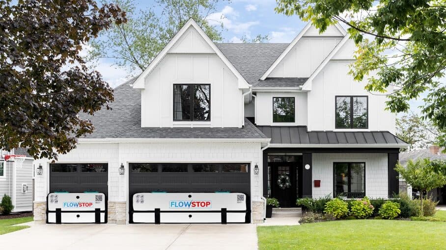 Maison avec des protections anti-inondation FlowStop sur les portes de garages