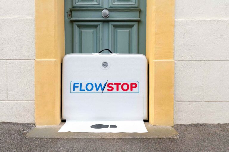 Batardeau gonflable FlowStop dans une porte d'entrée