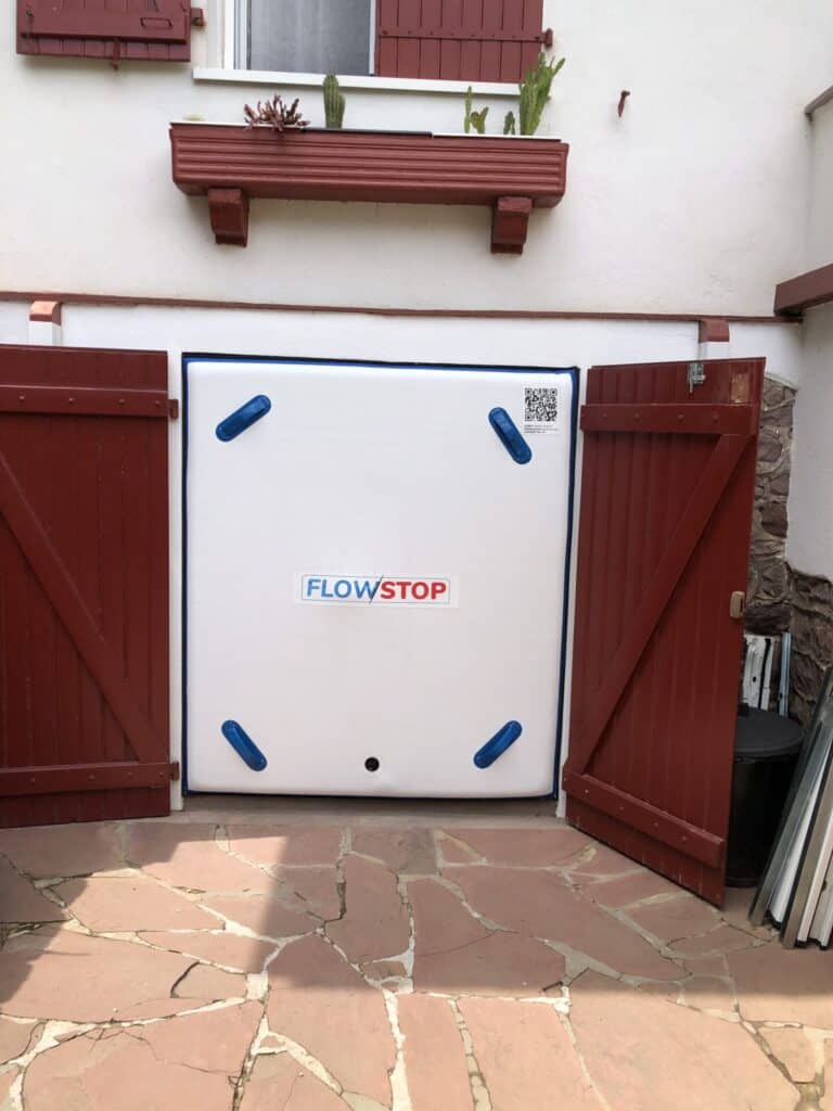 Barrière anti-inondation FlowStop qui protège une porte-fenêtre