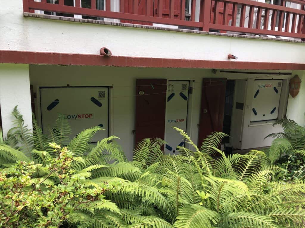 Ouverture d'une maison protégée par des batardeaux gonflables FlowStop