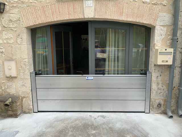 Batardeau devant une ouverture porte fenêtre 