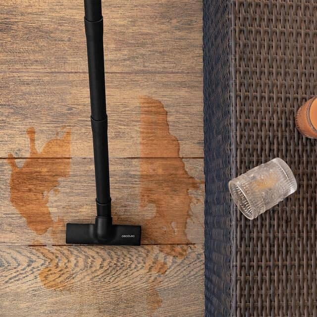 Aspirateur eau en action sur parquet après liquide renversé
