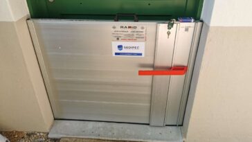 batardeau sedipec devant une porte d'entrée