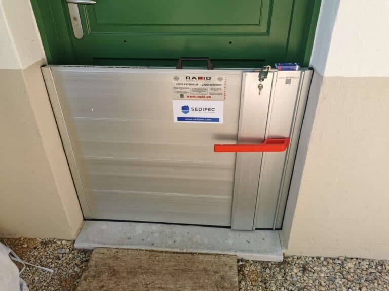 batardeau sedipec devant une porte d'entrée