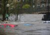 Inondation dans une ville, voiture sous l'eau