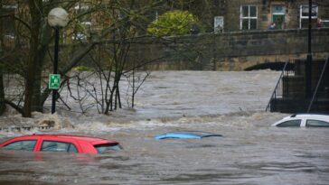 Inondation dans une ville, voiture sous l'eau