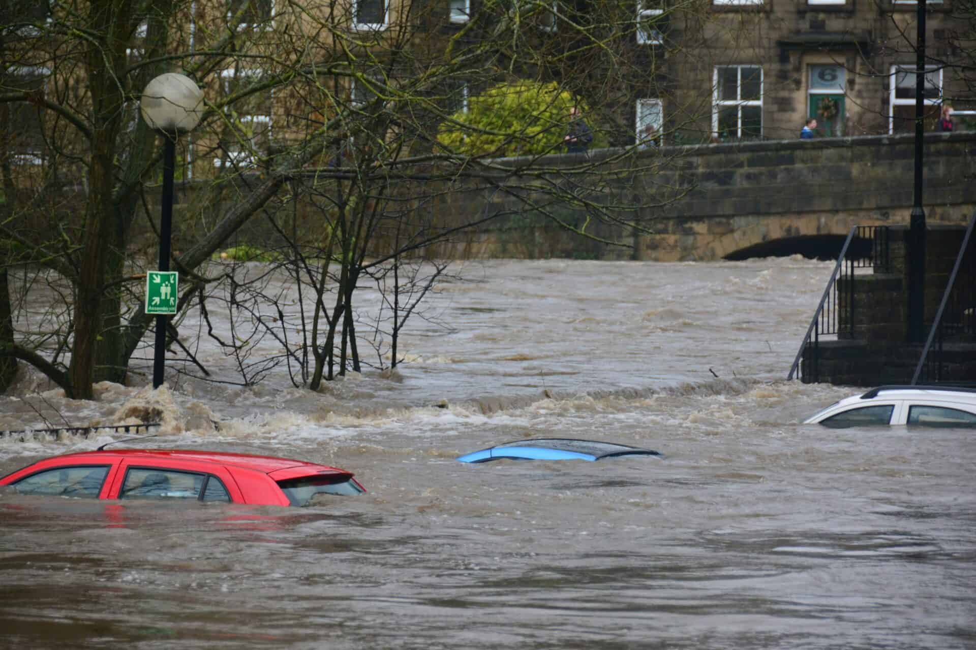 Inondation dans une ville, voiture sous l'eau