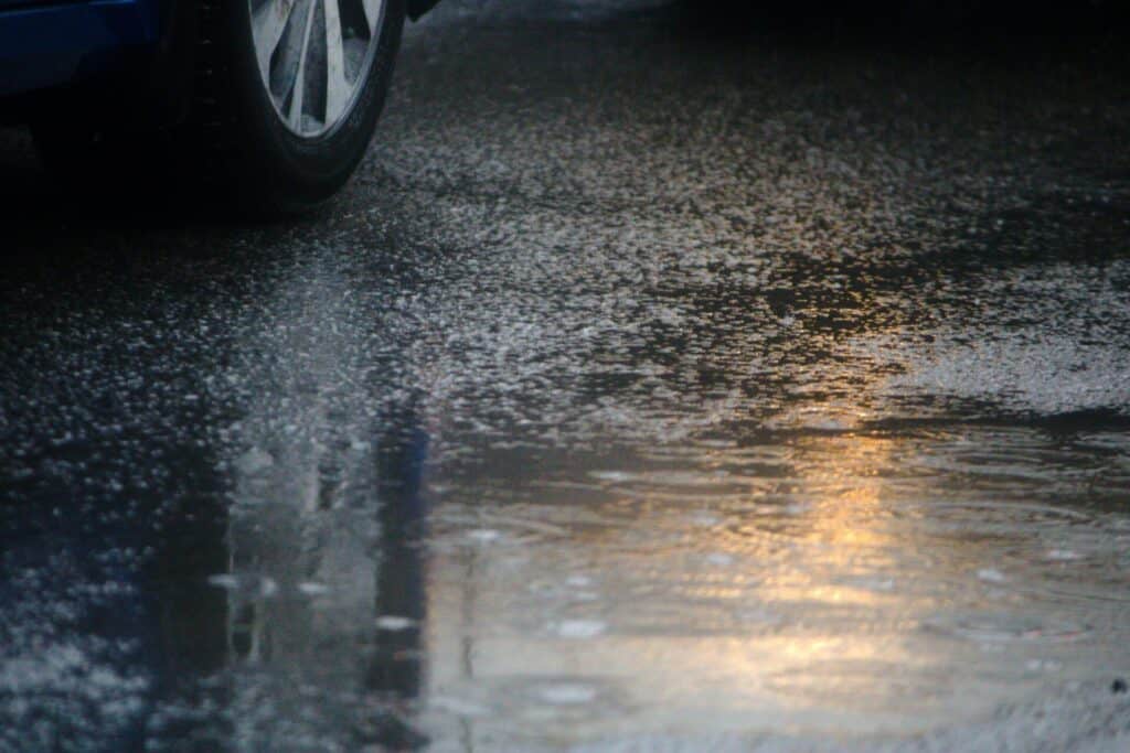 Pluie qui tombe sur une route inondée
