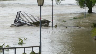 inondation d'une rivère qui déborde dans la ville