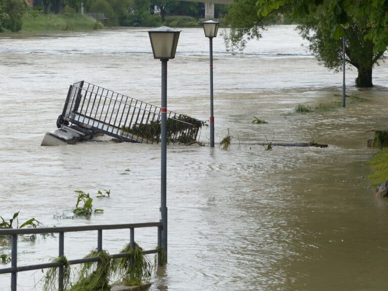inondation d'une rivère qui déborde dans la ville