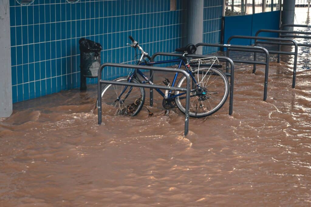 Inondation dans une ville avec un vélo