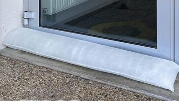Boudin anti-inondation contre une porte fenêtre