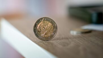 Pièce sur une table en bois