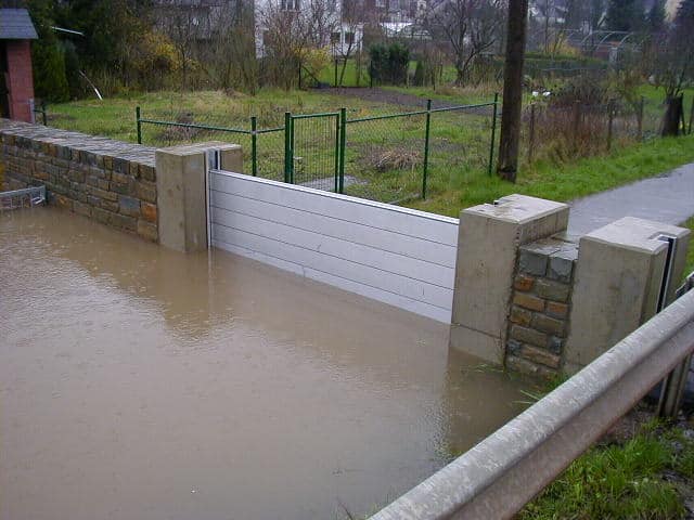 Batardeau qui protège une rue d'une inondation