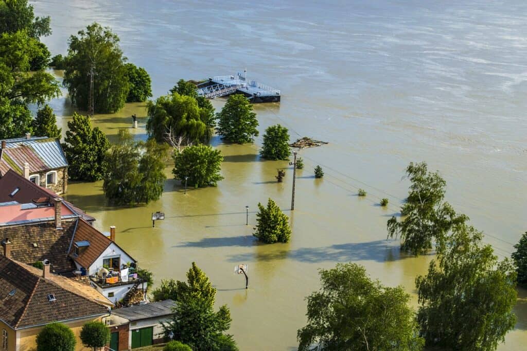 photographie d'une inondation vue de haut, quartier résidentiel, rivière qui déborde