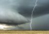 photographie d'un orage en belgique, éclair