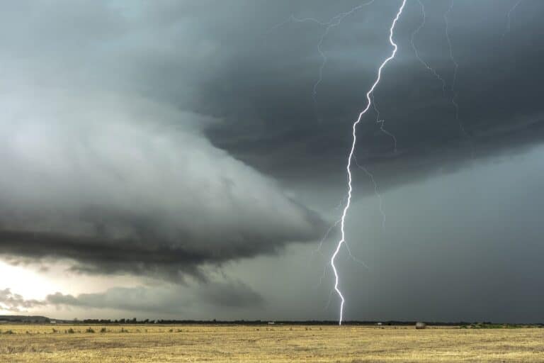 photographie d'un orage en belgique, éclair