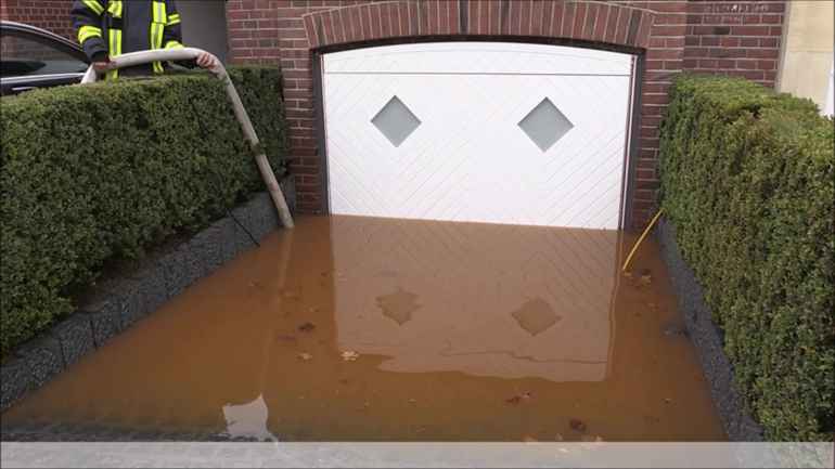 Porte de garage étanche anti-inondation durant une inondation