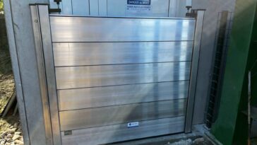 Batardeau sedipec devant une porte d'entrée