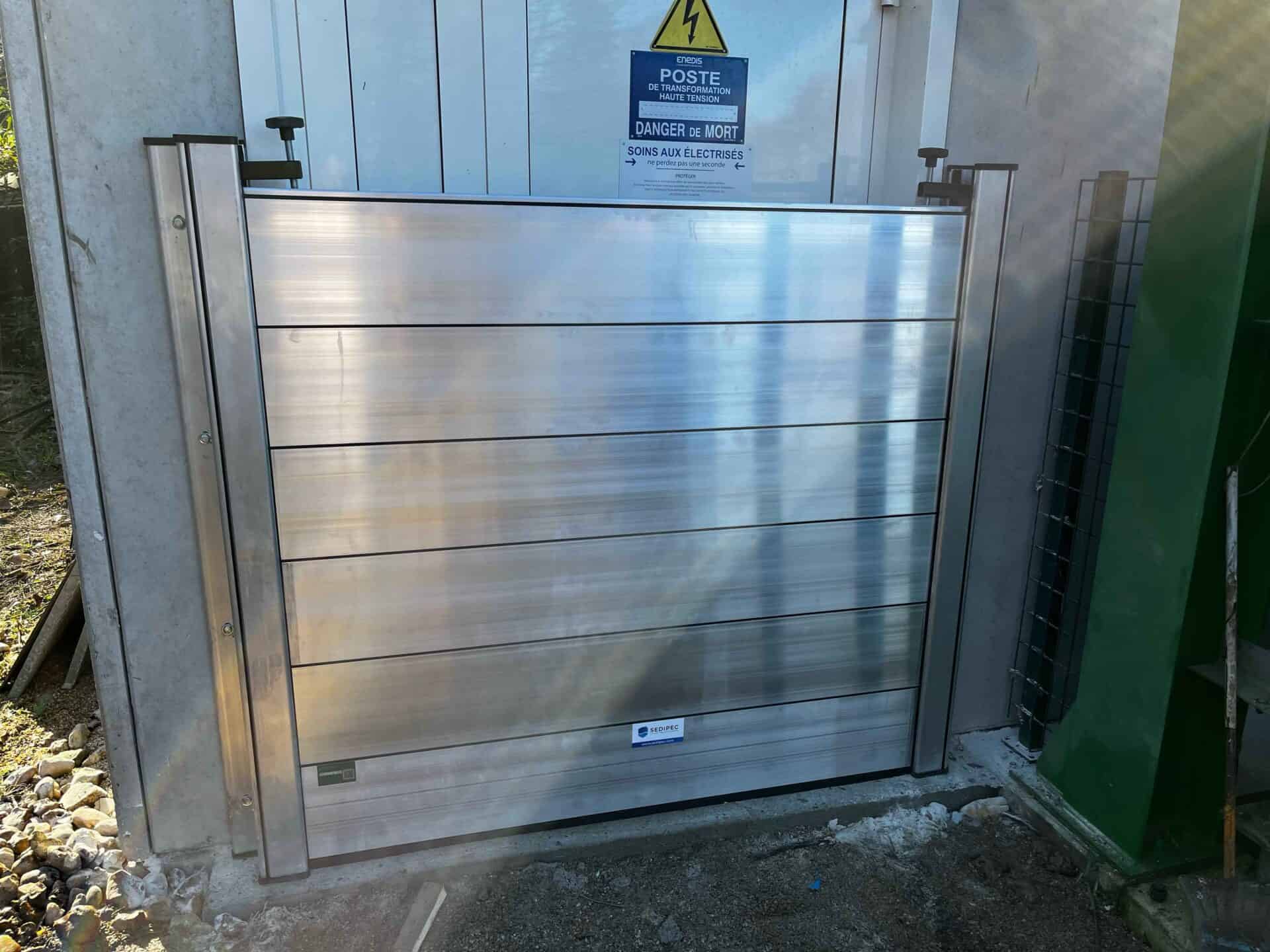 Batardeau sedipec devant une porte d'entrée