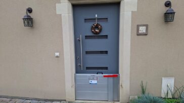 batardeau devant une porte d'entrée