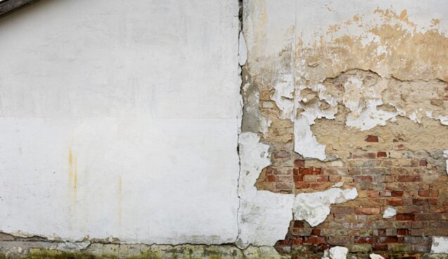 mur d'une maison qui est insalubre dû à une inondation