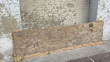 batardeau fabriqué à la main pour se protéger temporairement des inondations