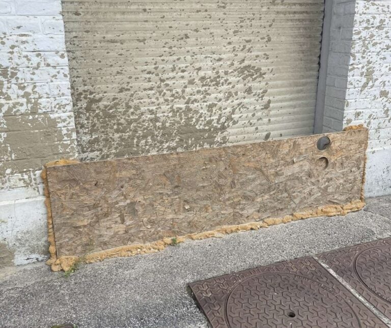 batardeau fabriqué à la main pour se protéger temporairement des inondations