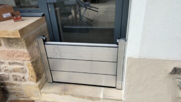 Batardeau pour maison devant une porte fenêtre