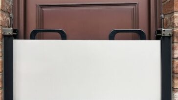 Batardeau anti-inondation UNI-REMPART installé devant une porte – protection étanche en composite