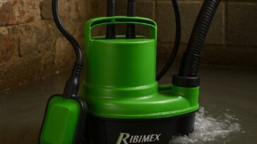 Pompe vide-cave Ribimex immergée évacuant de l’eau dans une cave inondée