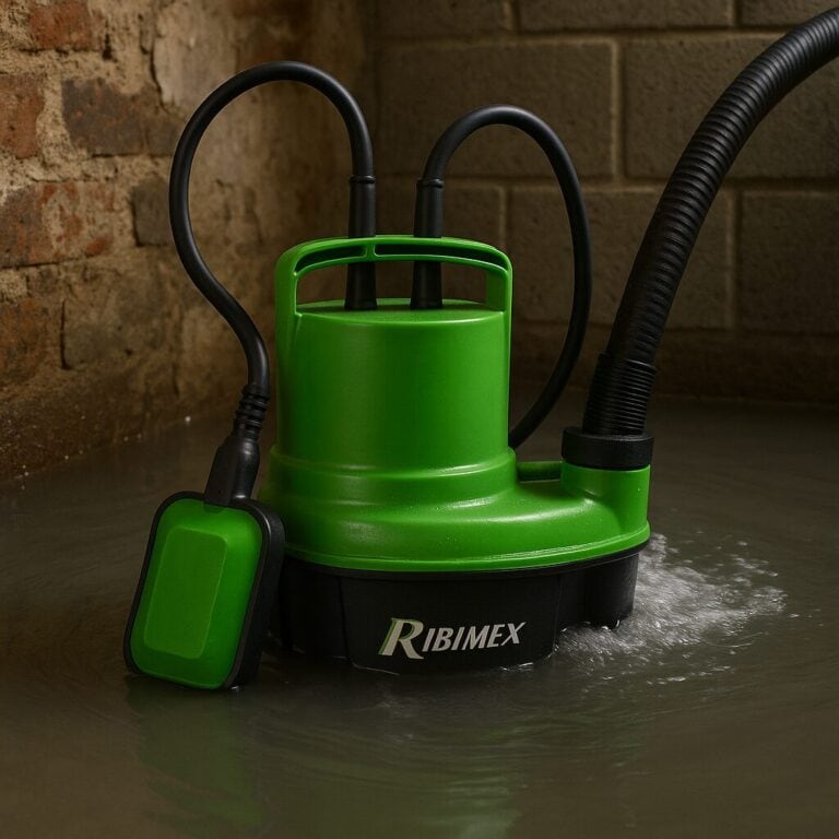 Pompe vide-cave Ribimex immergée évacuant de l’eau dans une cave inondée