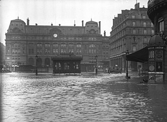 Inondation historique à Paris devant la gare Saint-Lazare, rue inondée lors de la crue de 1910.