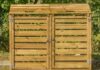 Abri pour poubelles en bois double avec couvercles, installé en extérieur