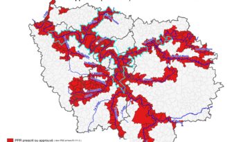 Carte des communes d'Île-de-France concernées par un PPR prescrit ou approuvé pour les inondations, montrant les cours d'eau et les territoires à risque important d’inondation (TRI).