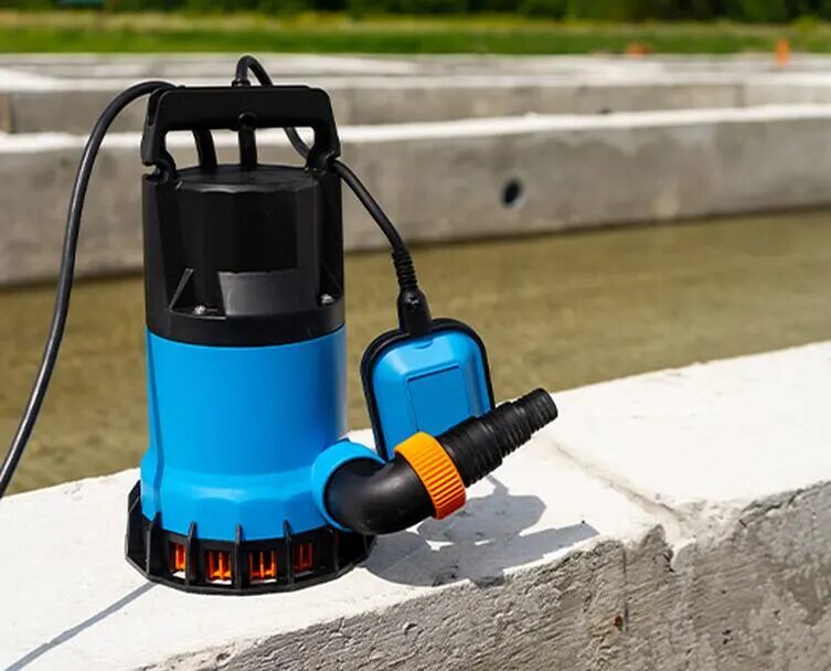 Pompe vide-cave submersible bleue avec flotteur de niveau automatique, pour l’évacuation des eaux claires dans cave ou chantier.