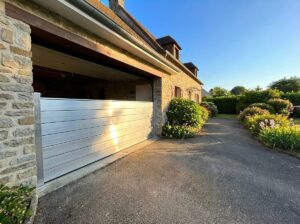 Batardeau aluminium installé sur l’ouverture d’un garage pour protéger une maison des inondations dans un usage résidentiel.