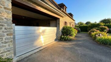 Batardeau aluminium installé sur l’ouverture d’un garage pour protéger une maison des inondations dans un usage résidentiel.