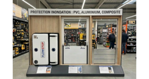 Stand en magasin présentant un batardeau gonflable Flowstop, un batardeau rigide en PVC devant une porte et une barrière anti inondation aluminium composite devant une baie