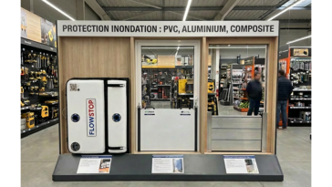 Stand en magasin présentant un batardeau gonflable Flowstop, un batardeau rigide en PVC devant une porte et une barrière anti inondation aluminium composite devant une baie