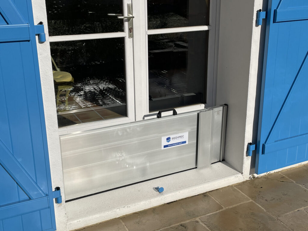 Batardeau autobloquant protecteur d'entrée