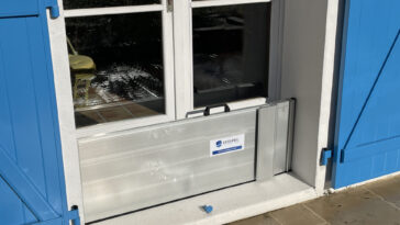 Batardeau autobloquant en aluminium installé devant une porte-fenêtre pour assurer une protection anti-inondation rapide et étanche.