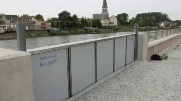 Batardeau automatique renforcé au Kevlar installé en bord de rivière pour une protection anti-crue autonome.