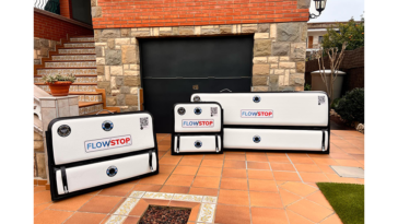 Trois batardeaux gonflables Flowstop de tailles différentes posés sur une terrasse devant la porte de garage d’une maison pour la protection anti inondation