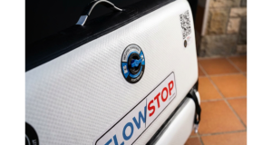 Gros plan sur un batardeau gonflable Flowstop avec valve de gonflage et poignée de transport, utilisé comme barrière anti inondation réutilisable