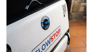 Gros plan sur un batardeau gonflable Flowstop avec valve de gonflage et poignée de transport, utilisé comme barrière anti inondation réutilisable