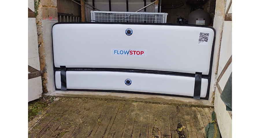 Batardeau gonflable Flowstop blanc positionné dans l'ouverture d'un garage en zone inondable