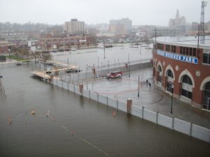 Barrière anti-inondation industrielle protégeant un site commercial contre une crue dans une zone urbaine.